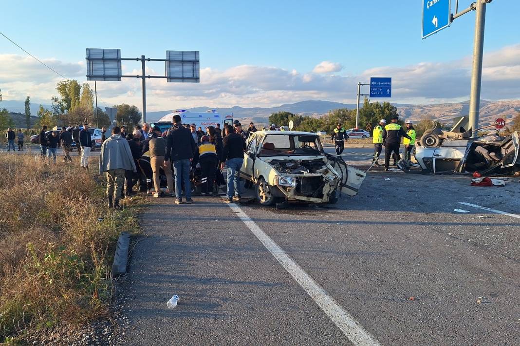 Kavşakta büyük kaza! Yaralılar araçta sıkıştı 2